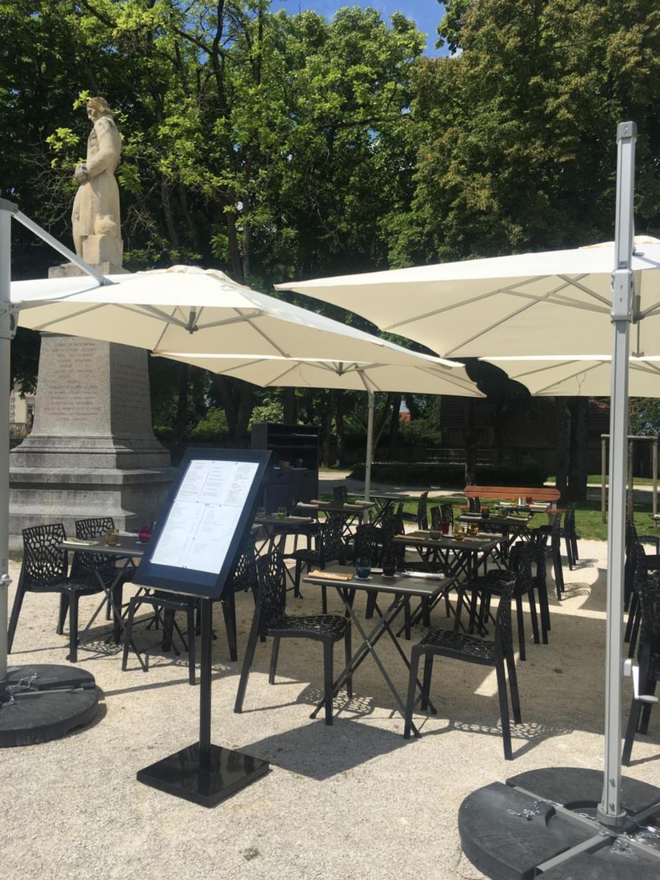 Hotel Restaurant Des Remparts Chaumont  Eksteriør billede